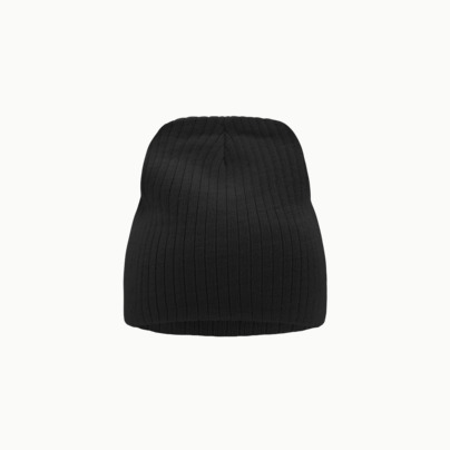 Ribbstickad mössa i flera olika fäger