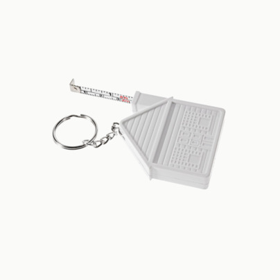 Måttband och nyckelring i form av ett hus