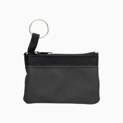 Små plånböcker med nyckelringar i mörka färger med reklamtryck