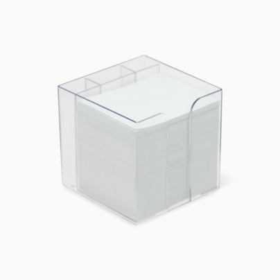Plastbox med pennfack och papperskub i mitten