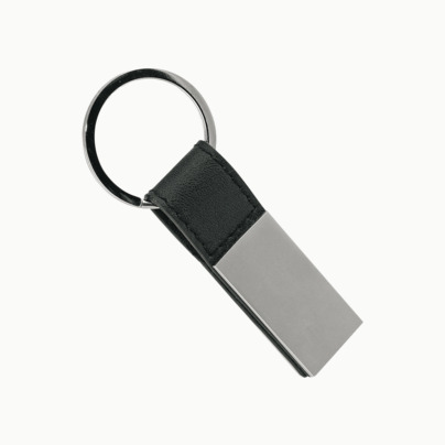 Nyckelringar av metall och läderimitation med egen lasergravyr