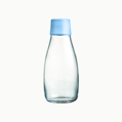 Mindre vattenflaskor av glas med reklamtryck