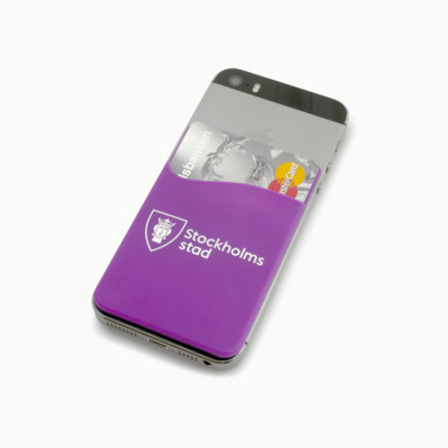 Mobilficka på telefonens baksida med reklamtryck